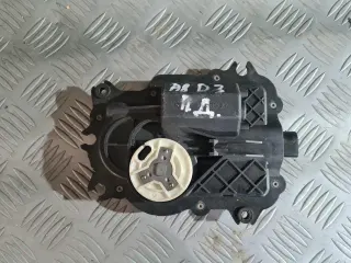 Предно дясно моторче за брави вакуум за Audi A8 D3