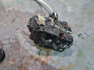 Предна лява брава за Audi A6 C5 2.4 i Automat Sedan