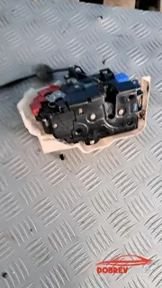 Предна дясна брава (десен волан) за VW Touran 2.0 FSI