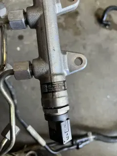 Помпа/дюзи/рейл бмв х1 ф48 1.8д 150 ( pompa/diuzi/reil bmw x1 f48 1.8d — снимка 2